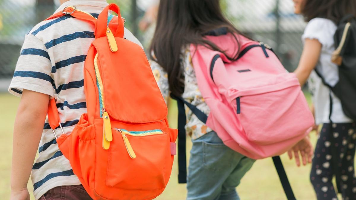 Escolares camino de clase.