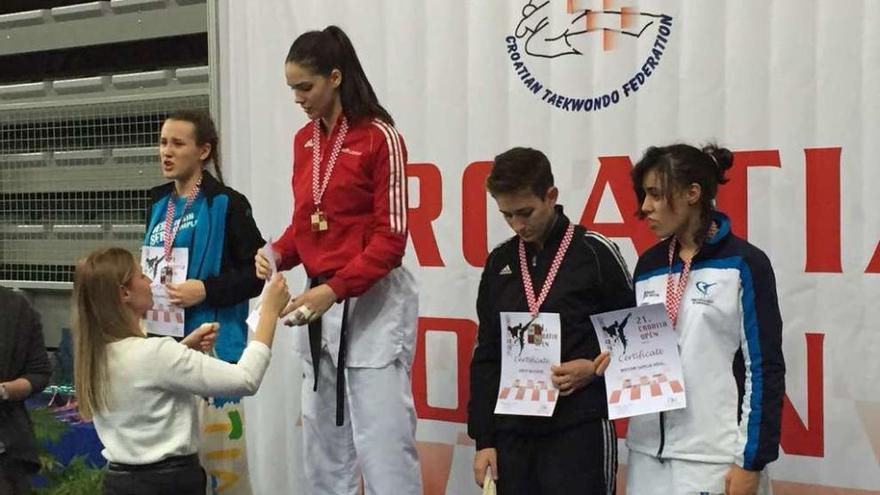 Miryam García, a la derecha, en el podio tras recibir la medalla de bronce en Croacia. // FdV