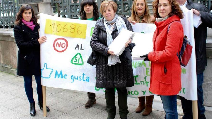 Representantes sindicales, ayer, con las firmas frente a la Junta.