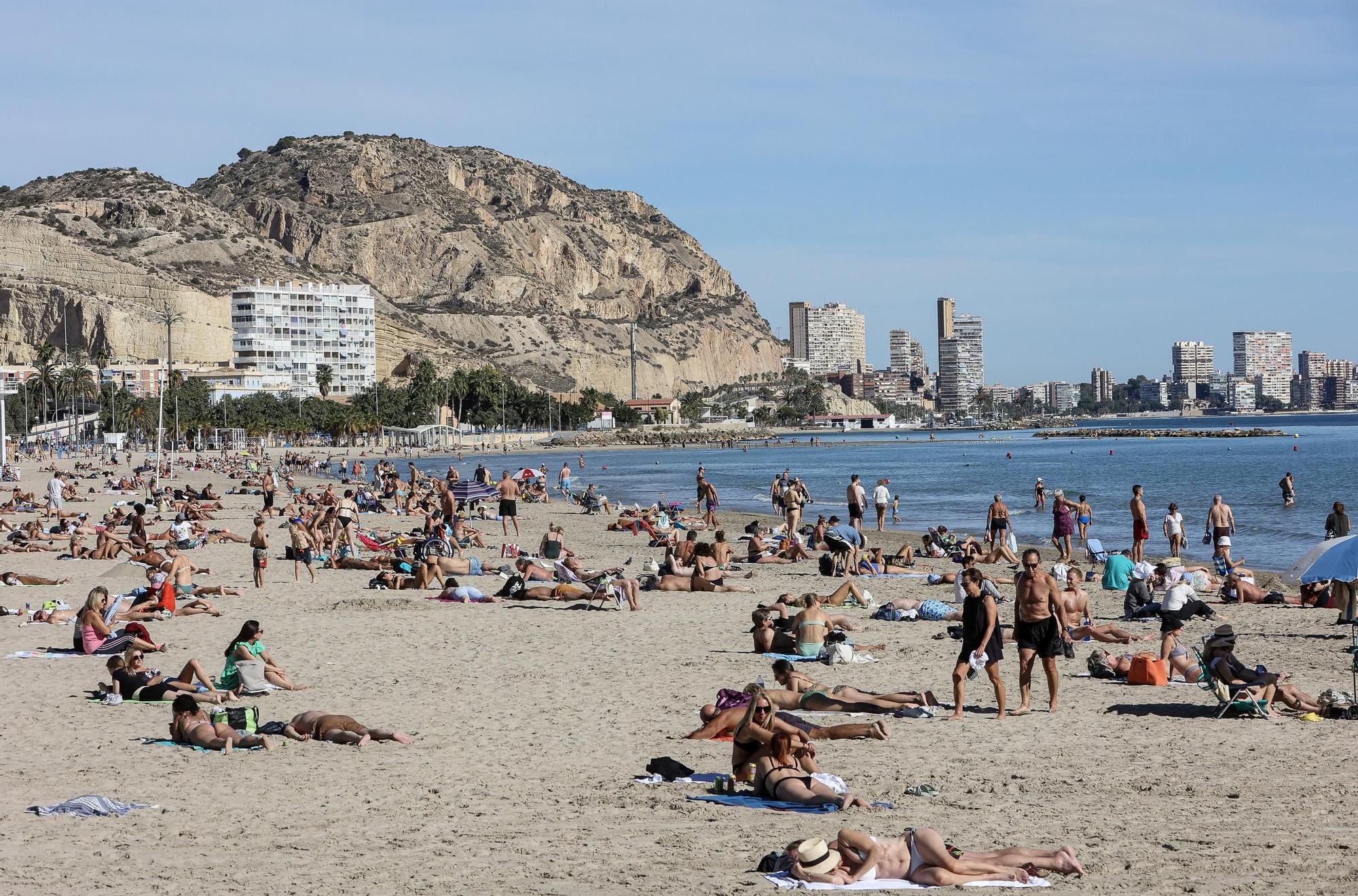 Las altas temperaturas a mediados de noviembre llenan las playas de turistas y visitantes