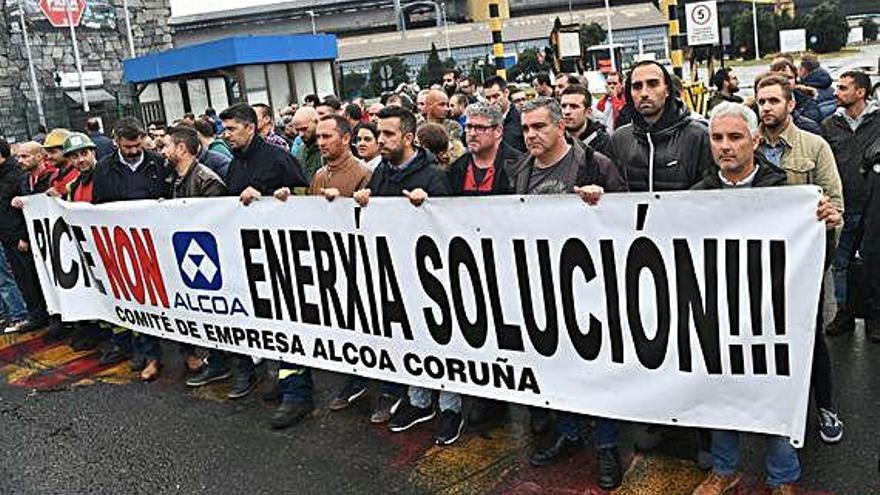 Trabajadores de Alcoa en una protesta contra el cierre ante a fábrica de A Coruña.
