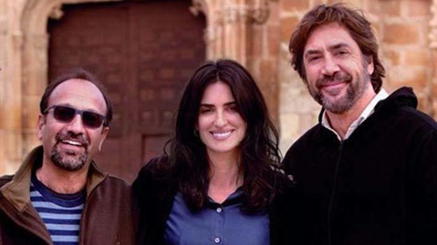 Javier Bardem y Penélope Cruz, junto a  Asqhar Farhadi.