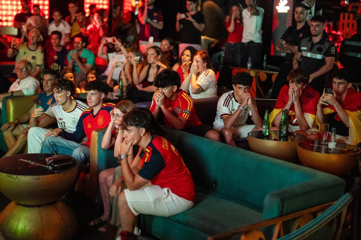 Así se vive el Mundial 2026, partido España contra Francia en la discoteca Bling Bling.