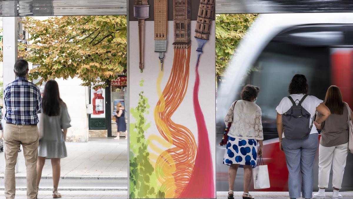 FOTOGALERÍA | El Festival Asalto llena de color las paradas del tranvía de Zaragoza