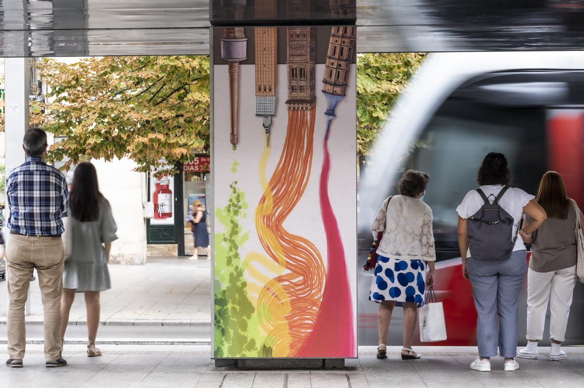 FOTOGALERÍA | El Festival Asalto llena de color las paradas del tranvía de Zaragoza