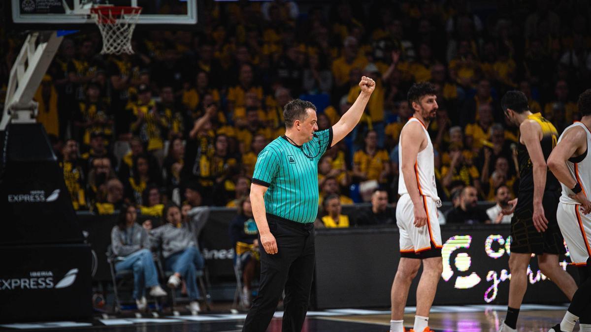 Ademir Zurapovic indica una falta en el Canarias-Galatasaray / Entreno del CB Canarias en Badalona