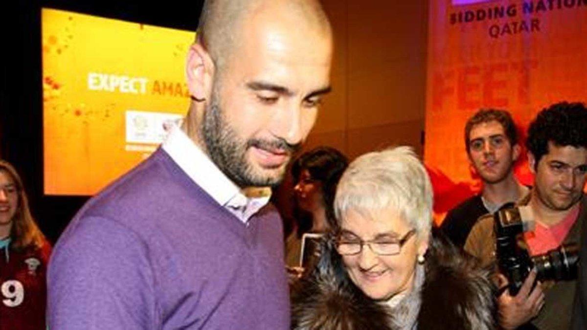 Josep Guardiola con madre Dolors Sala en una imagen de archivo