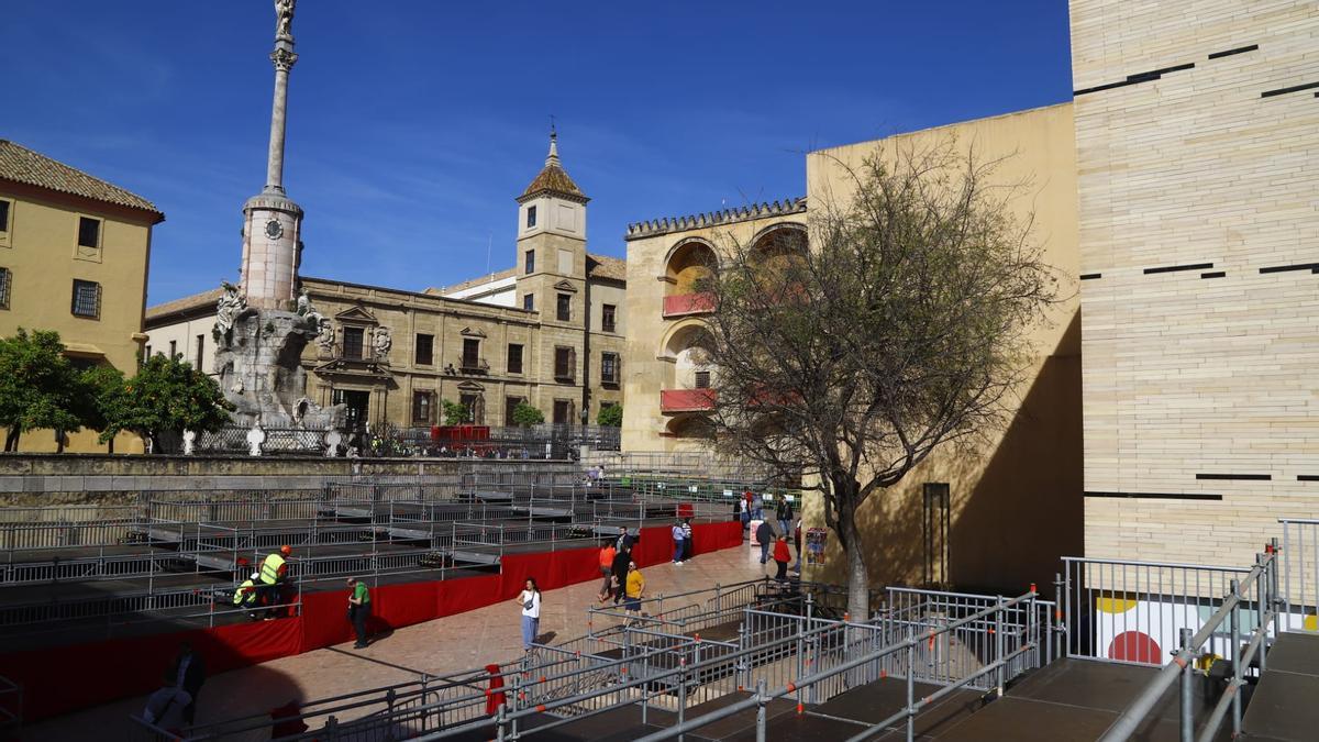 Vista del montaje de palcos en la carrera oficial de la Semana Santa de Córdoba.