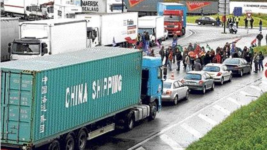 Camioneros franceses bloqueaban los accesos a Lille, norte de Francia, ayer.