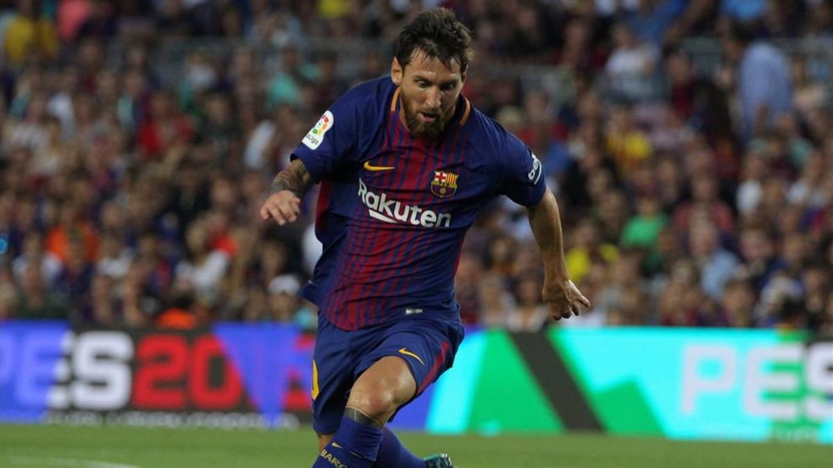 Leo Messi. controlando un balón