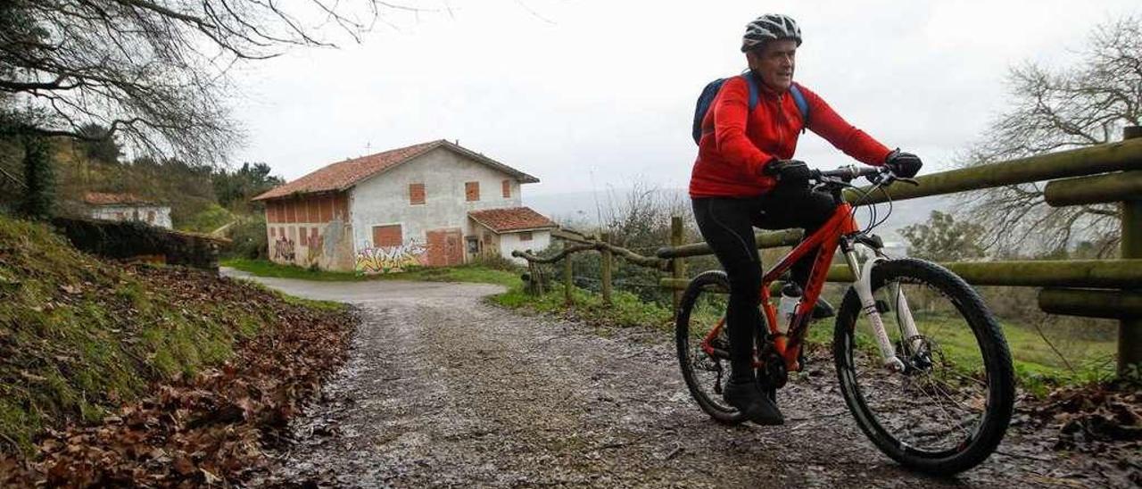 El ciclista Humberto Ortega, pasando ayer en bicicleta por la zona de El Pevidal.