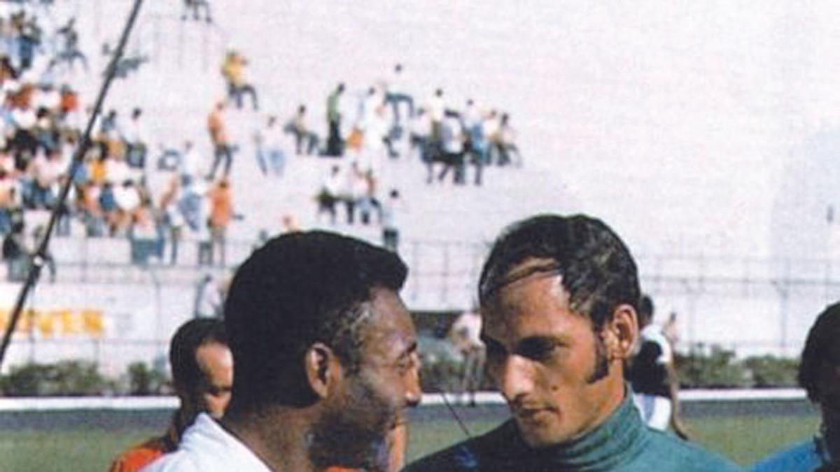 Pelé y Andrada, durante uno  de los partidos en los que se enfrentaron en Brasil.