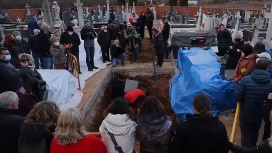 Canto del Santa Bárbara en torno a una fosa común de republicanos fusilados en Villadangos del Páramo (León) - 12 marzo 2022