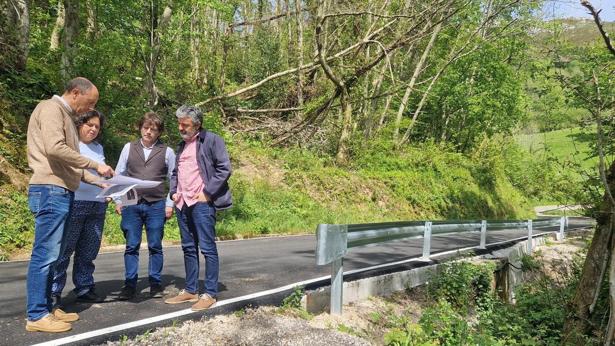 Por la izquierda, Melchor Esteban García (técnico de la zona oriental de Obras Cooperables), Lorena García (concejala), José Sánchez y Alejandro Calvo.