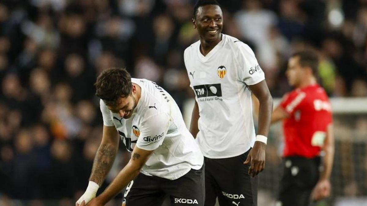 Sadiq sonríe tras el gol final ante el Alavés de su compañero Hugo Duro
