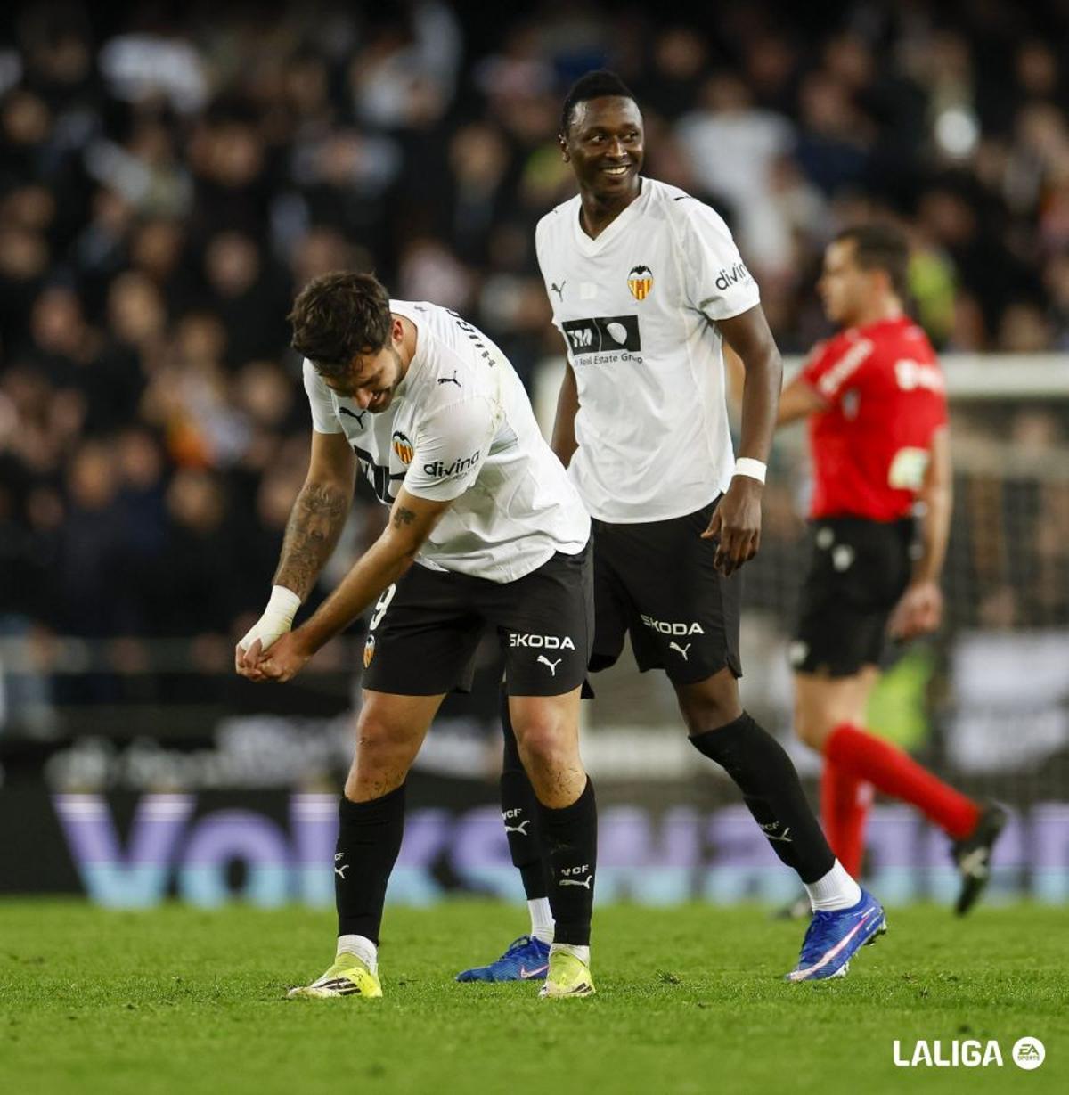Sadiq sonríe tras el gol final ante el Alavés de su compañero Hugo Duro