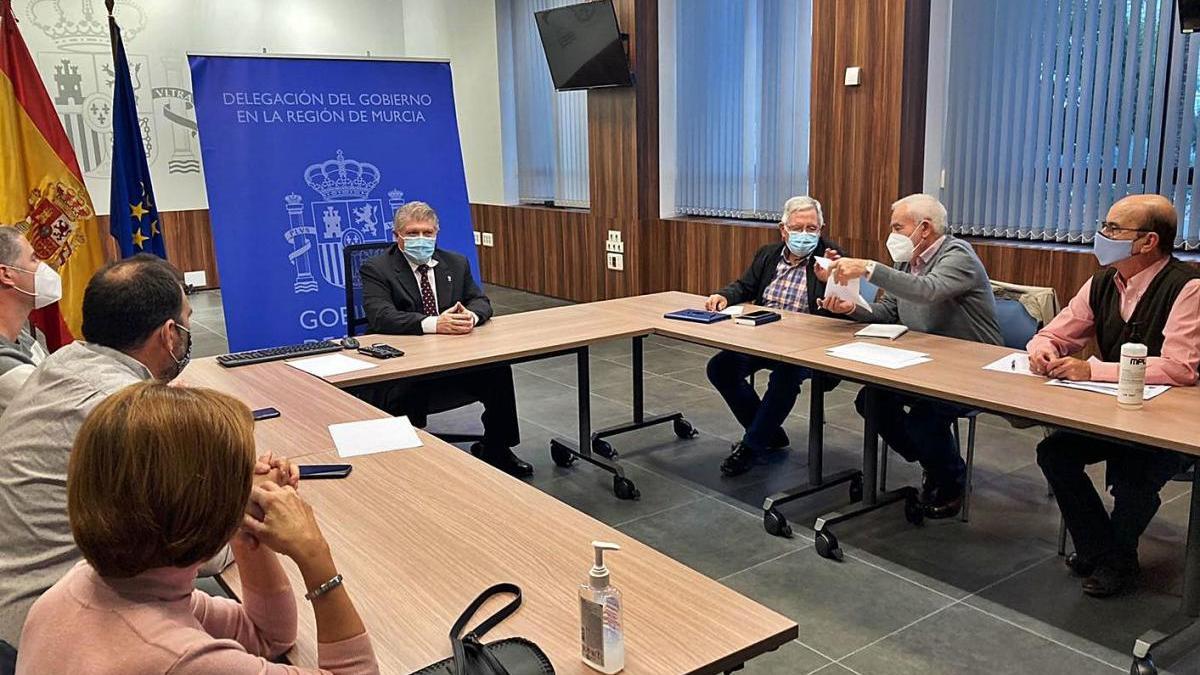 El delegado del Gobierno se reunió ayer con los vecinos por las obras del soterramiento.