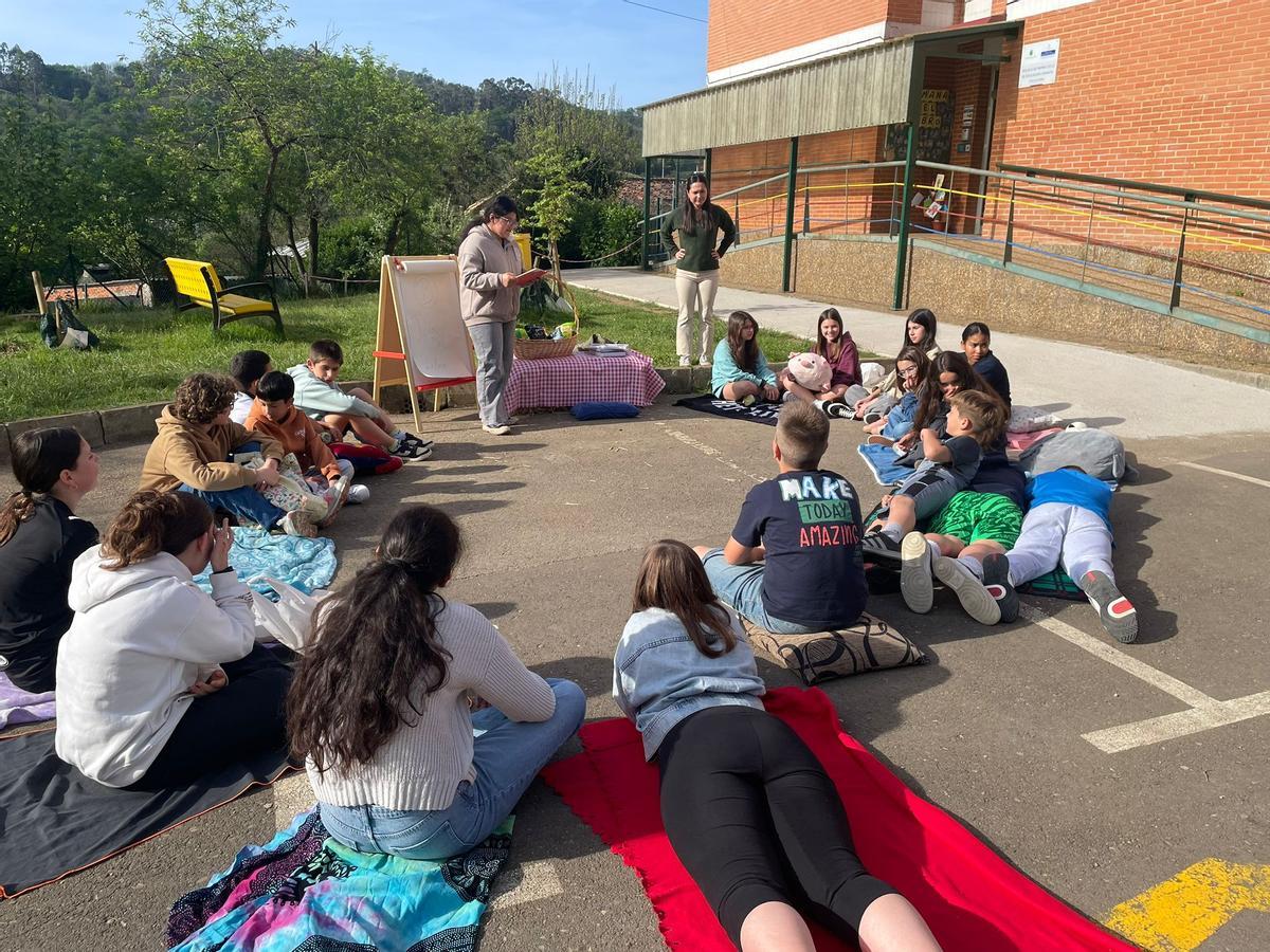Picnic literario en el Colegio Maestros Arregui de Pola de Siero. Picnic literario en el Colegio Maestros Arregui de Pola de Siero.
