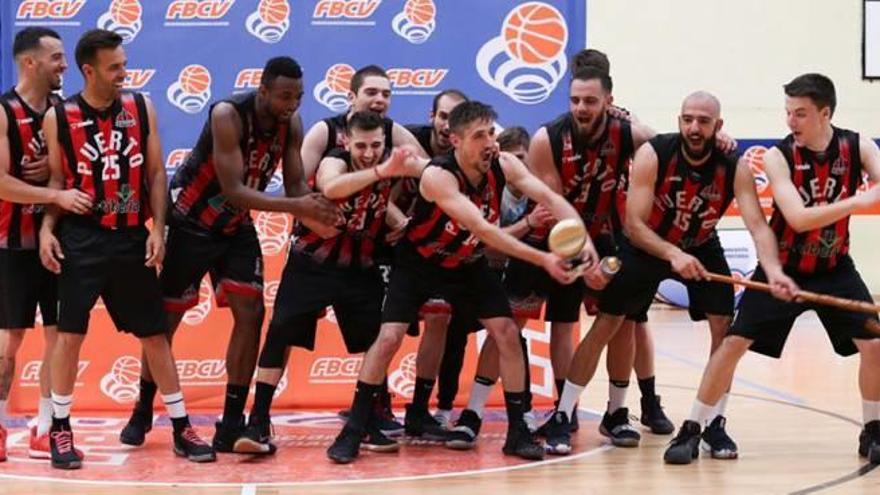 Momento de la recogida del trofeo por parte del sénior del Fertiberia CB Puerto.