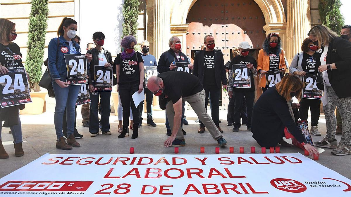 Los representantes sindicales homenajean a los trabajadores fallecidos en San Esteban. | ISRAEL SÁNCHEZ