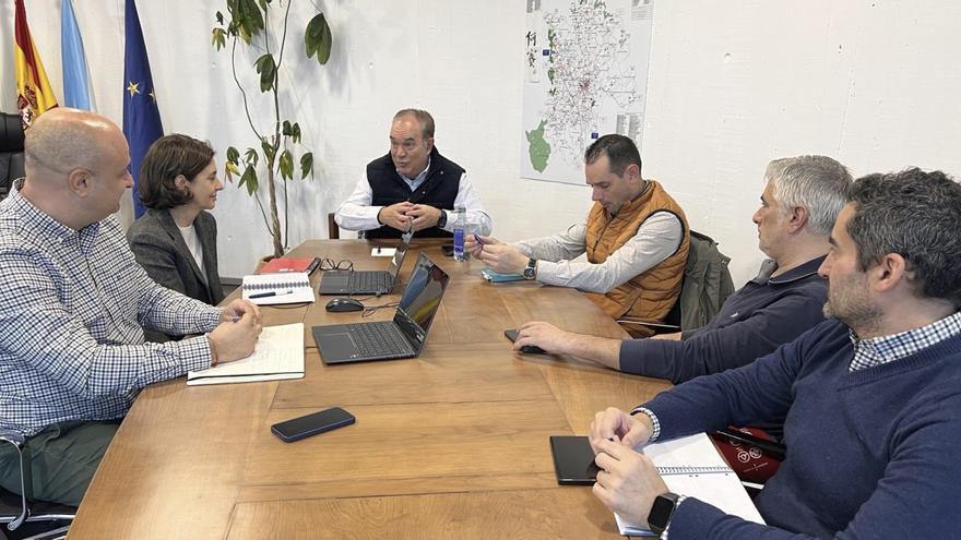 Encuentro de Crespo y ediles de su gobierno con representantes de la compañía.