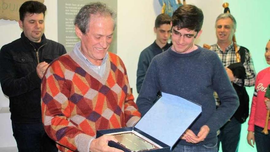 Florentino Menes recibe la placa de manos de Luis Álvarez Pola.