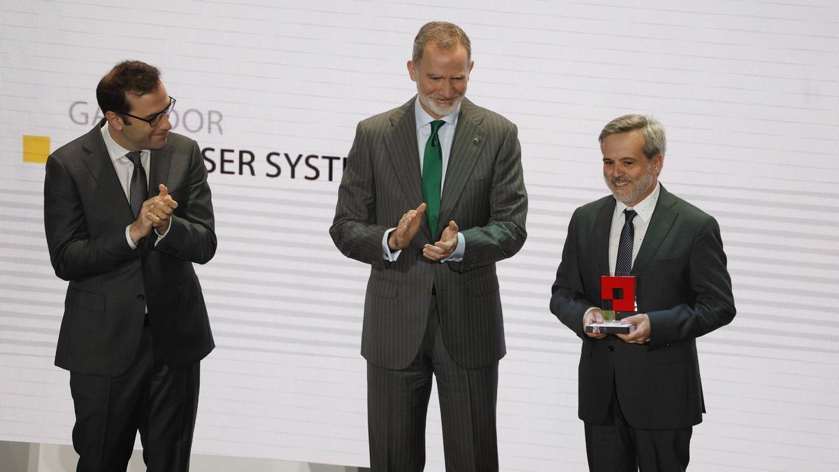 José María Luque, a la derecha, junto al ministro de Economía, Carlos Cuerpo, y el rey Felipe VI, tras recibir el Premio Nacional a la Pyme del Año.