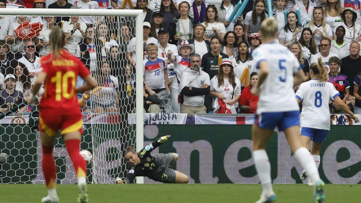 Cata Coll, la portera española, desvía el peligroso disparo de Alessia Russo, la delantera inglesa, nada más comenzar la final de la Eurocopa.