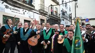 Las tunas ganan terreno en Las Cuatro Esquinas y una multitud canta y baila con ellas a la Virgen de la Montaña de Cáceres
