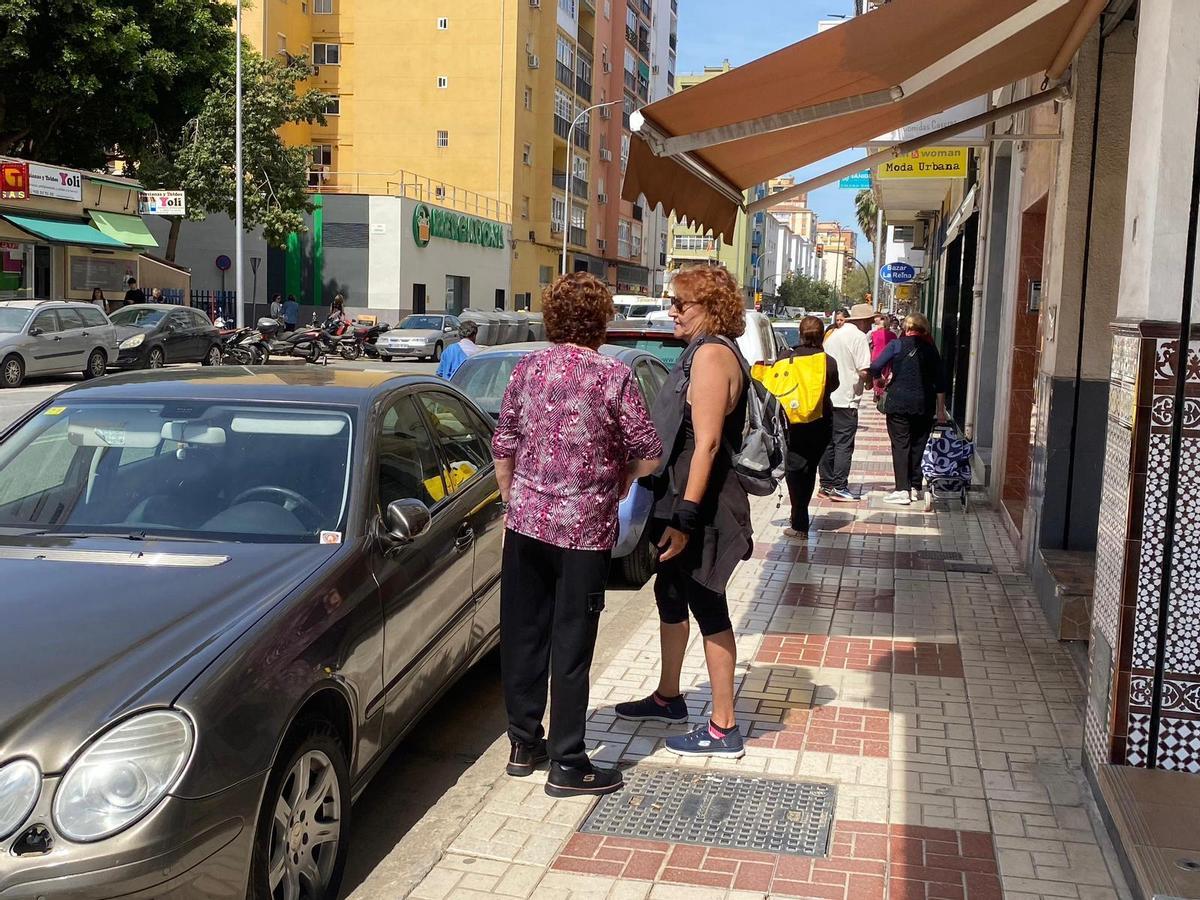 La calle Frigiliana tiene zonas muy comerciales y pegadas al vecino.