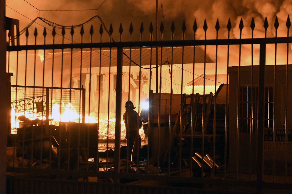 Estas son las imágenes que el aparatoso incendio de Puente Tocinos ha dejado este sábado