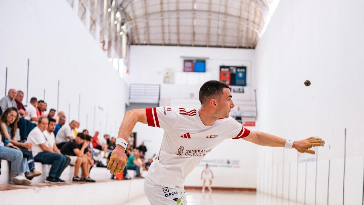 Iván trau al trinquet de Xeraco