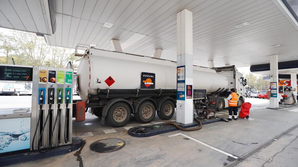 Un camión suministra combustible en una gasolinera, en la avenida de República Argentina.