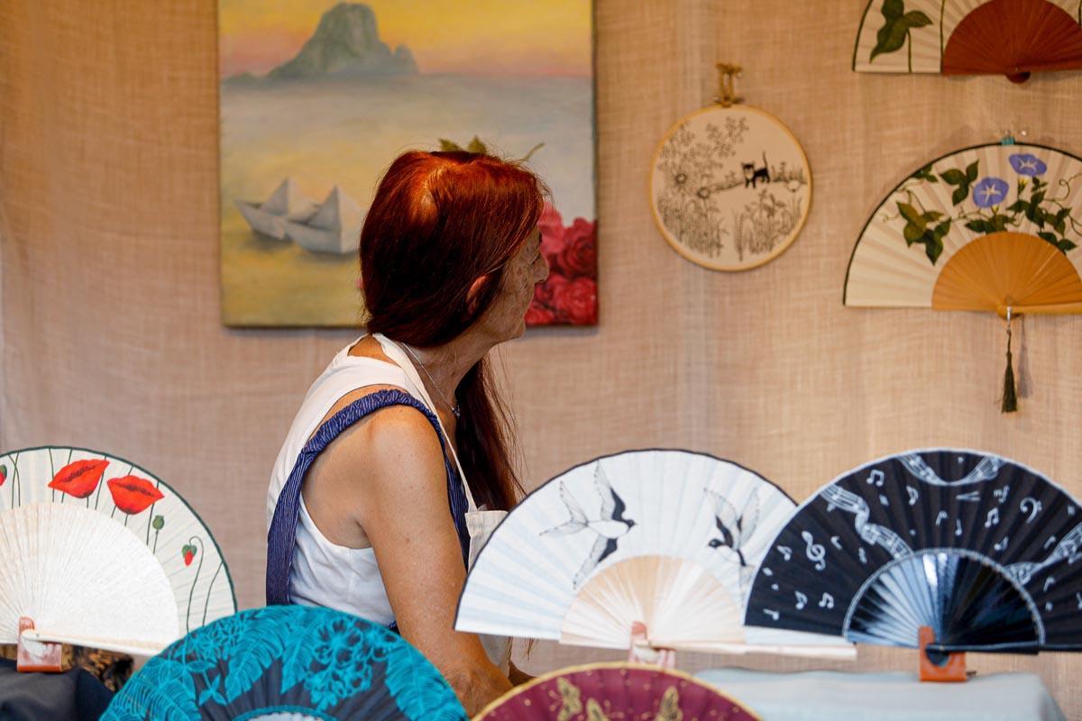 Mercadillo de artesanos en el puerto de Ibiza