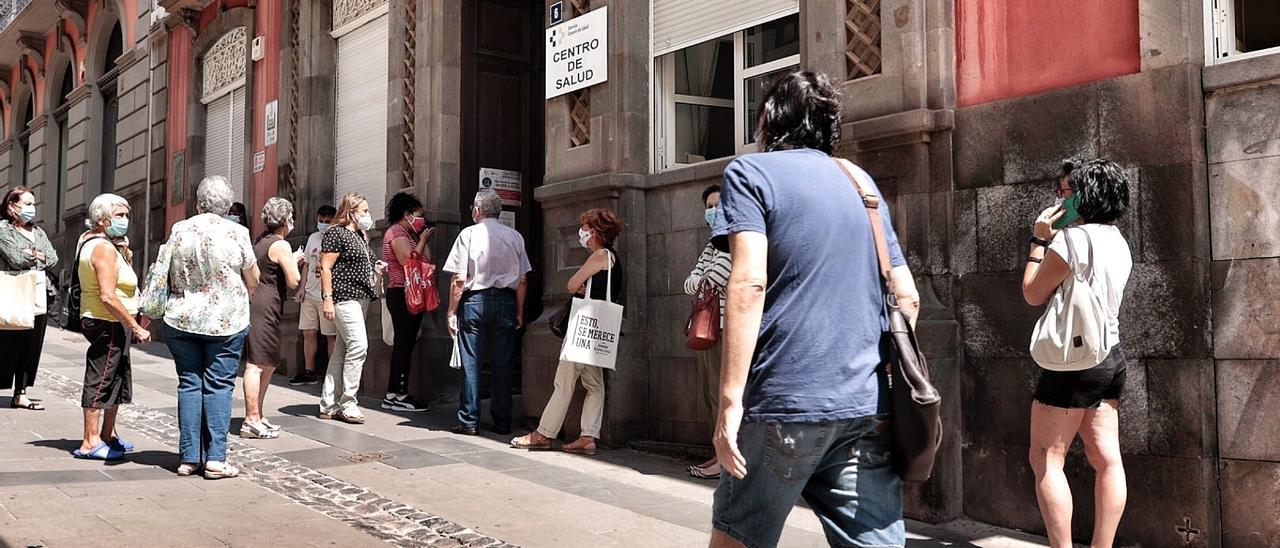 Colas en un centro de salud de Tenerife para solicitar el certificado de vacunación.