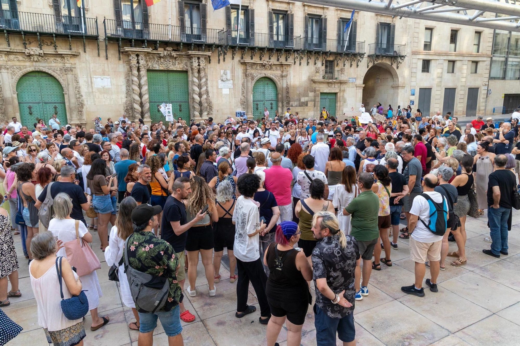 El malestar por la limpieza en Alicante se traslada a la calle