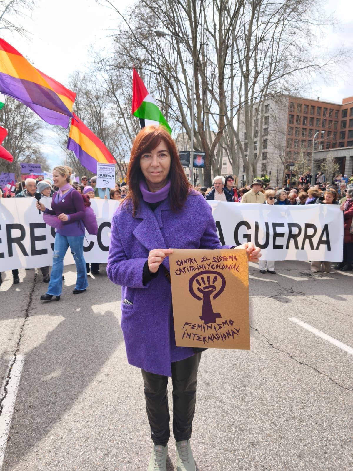 "No a la guerra" en la marcha del 8M en Madrid.