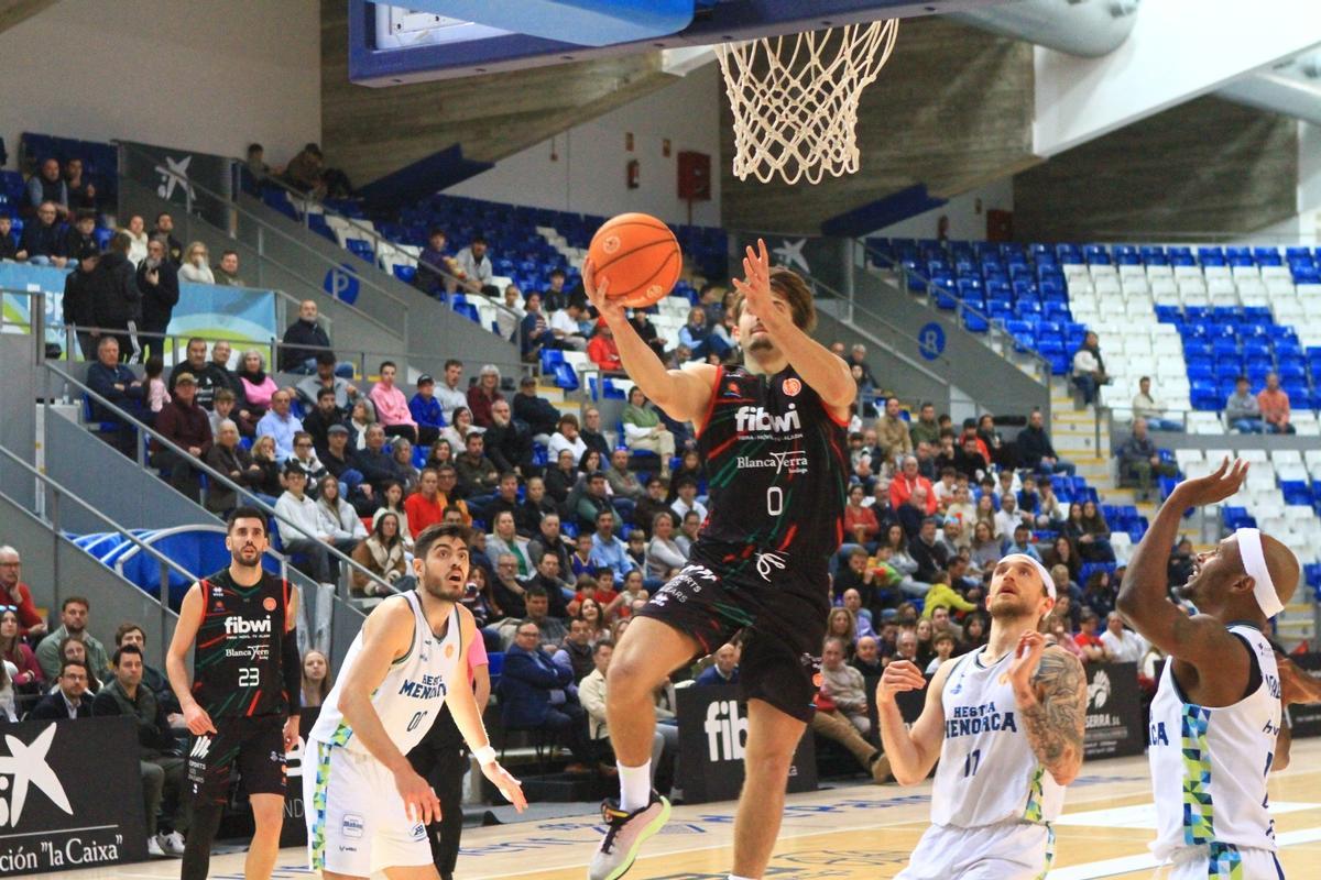 Un jugador del Fibwi entra a cistella en el derbi contra l’Hestia