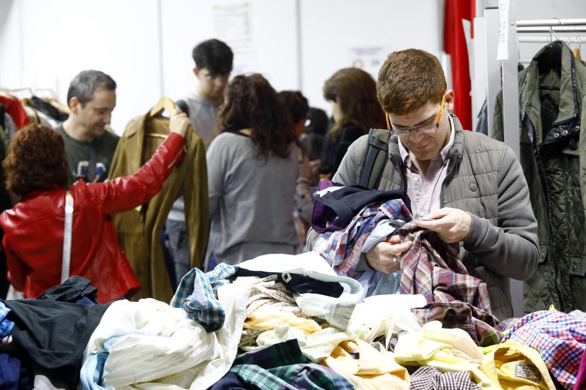 Llenazo en el primer día del Rastrillo Ozanam en el Auditorio de Zaragoza
