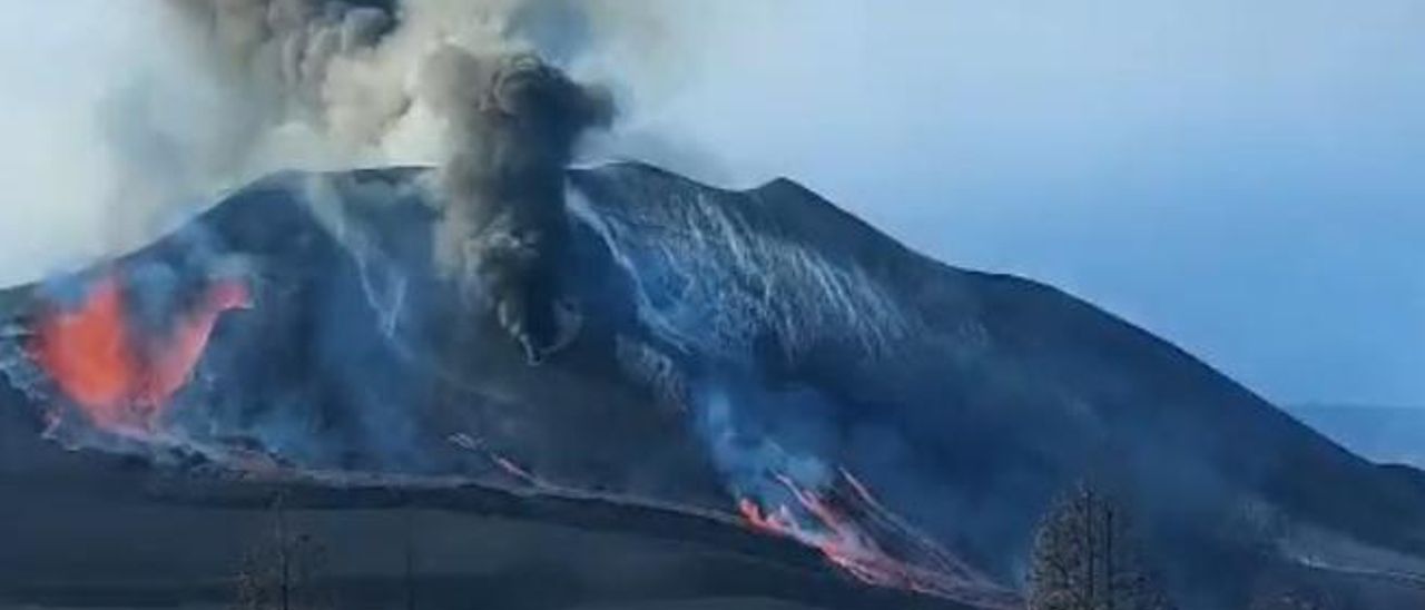 Varios puntos de emisión de lava y ceniza en el cono del volcán de La Palma