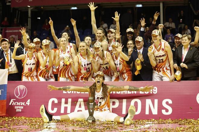 Las jugadoras del Ekaterinburg de Rusia reciben el trofeo de la Euroliga femenina de baloncesto tras su victoria contra el Dynamo Kursk, en la final de la Final Four de la Euroliga Femenina disputada en el Novomatic Arena en Sopron, Hungría.