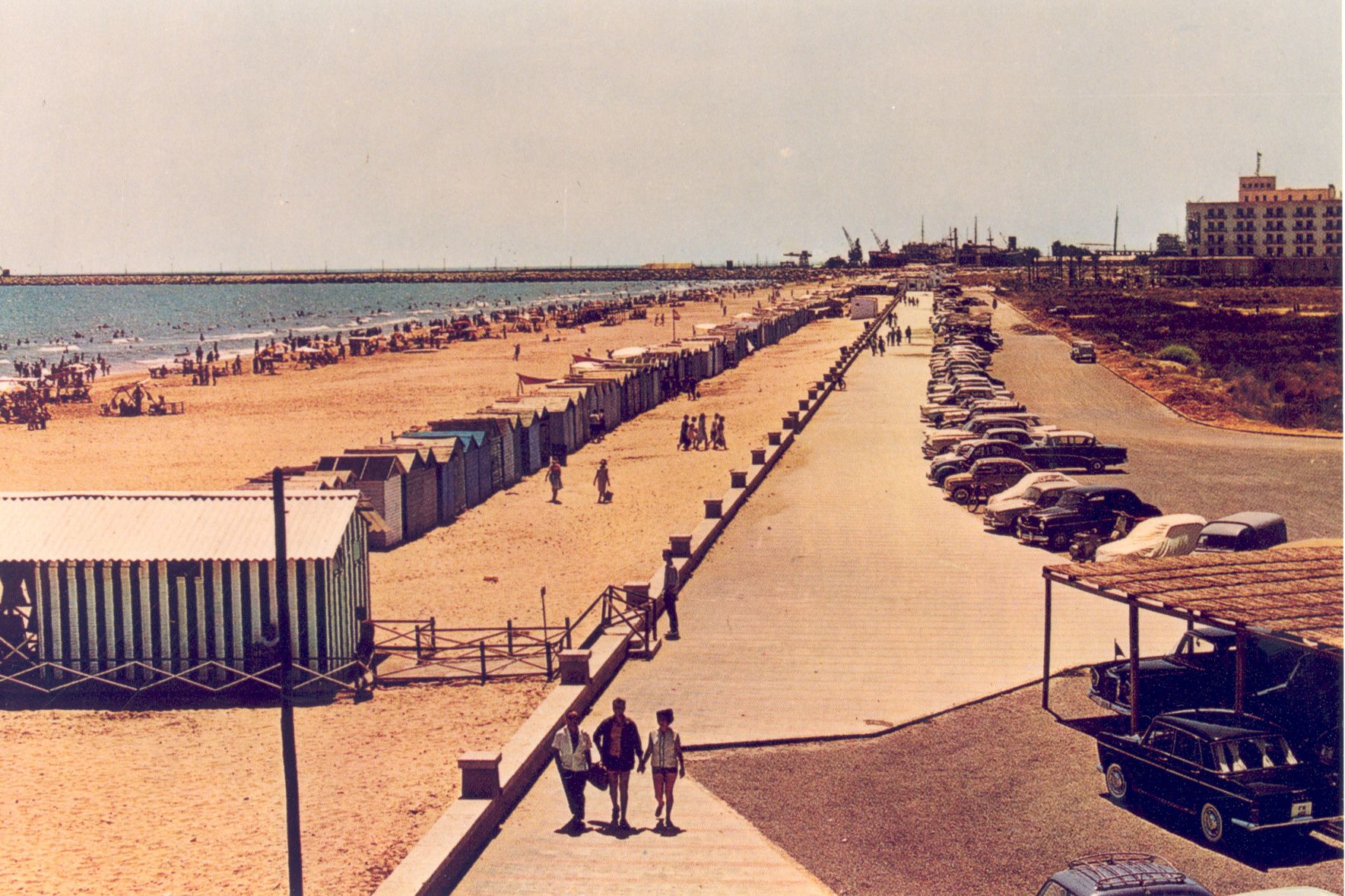 Una panorámica de la playa de Castelló en los años 70.