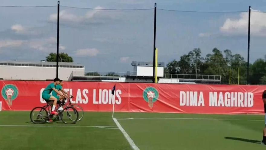Hakimi acude en bicicleta al entrenamiento de Marruecos entre fuertes medidas de seguridad