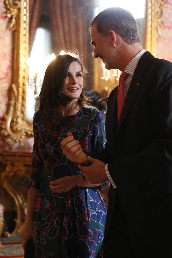 La reina Letizia el primer día que lució su anillo de Karen Hallam