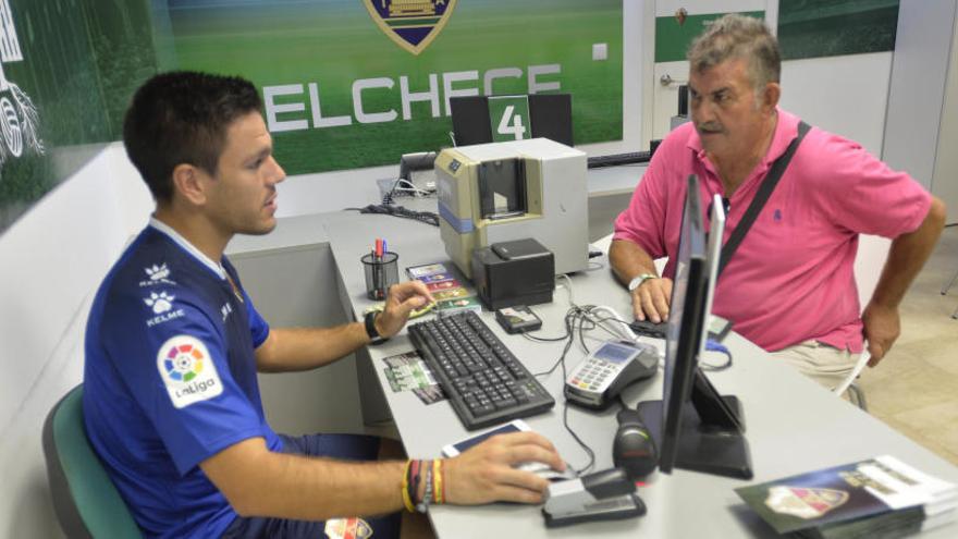 Un aficionado se saca el abono en la oficinas del Martínez Valero