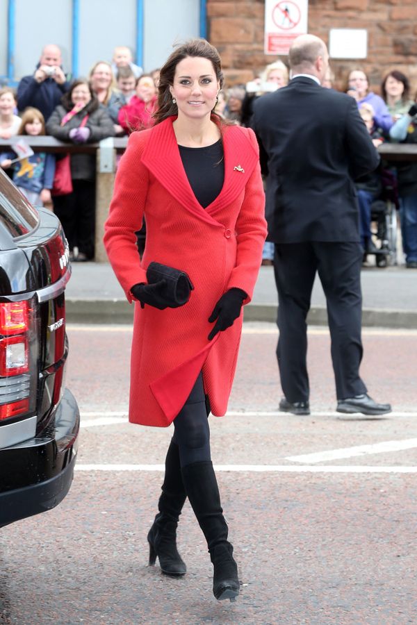 Kate Middleton con abrigo rojo y básicos negros