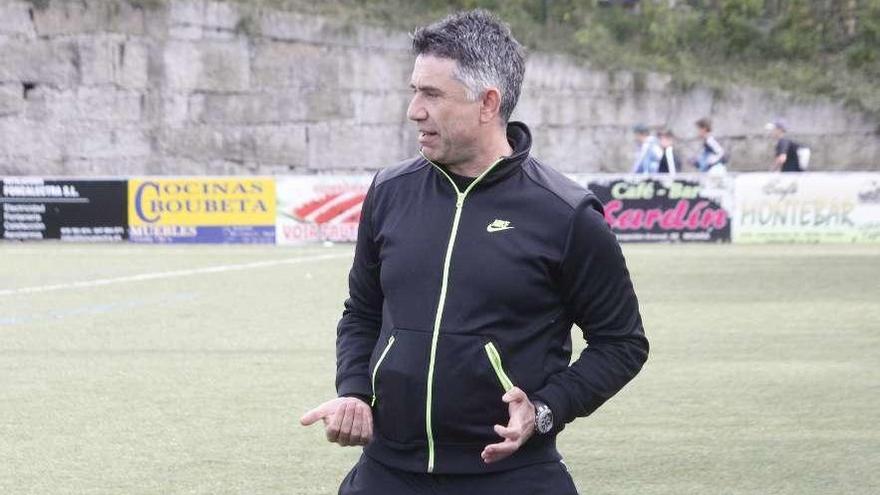El entrenador del Moaña da instrucciones desde la banda durante un partido de liga. // Santos Álvarez