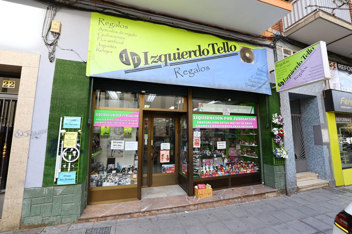 Regalos Izquierdo-Tello,  la tienda de toda la vida que dice adiós al barrio de Torrero: "Estamos aquí desde que se vendía a la antigua"