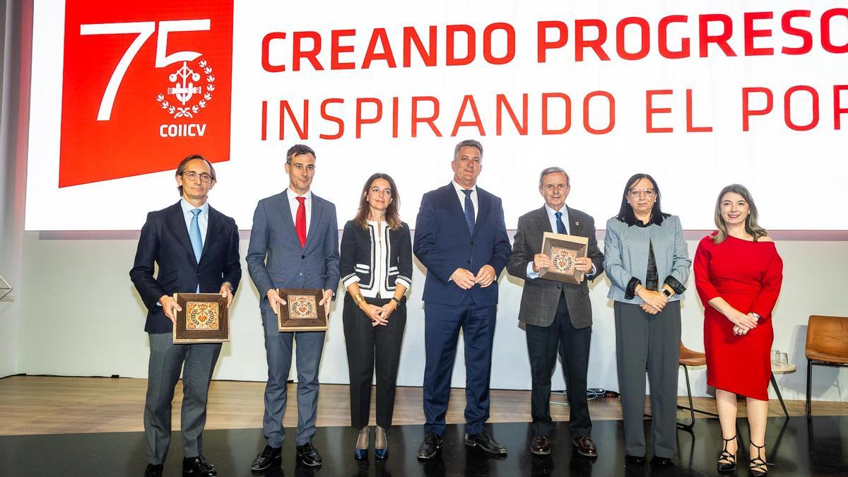 César Moreyra, vicepresidente Grupotec; Jordi Azorín, consejero delegado de Hidraqua; Nuria Martínez, consellera Justicia;Vicente Martínez Mus, vicepresidente segundo y conseller para la Recuperación Económica y Social de la Comunitat Valenciana; Luis Hernández, fundador y presidente de Grespania; Llanos Massó, presidenta de las Corts; y Nieves Romero, decana del COIICV.