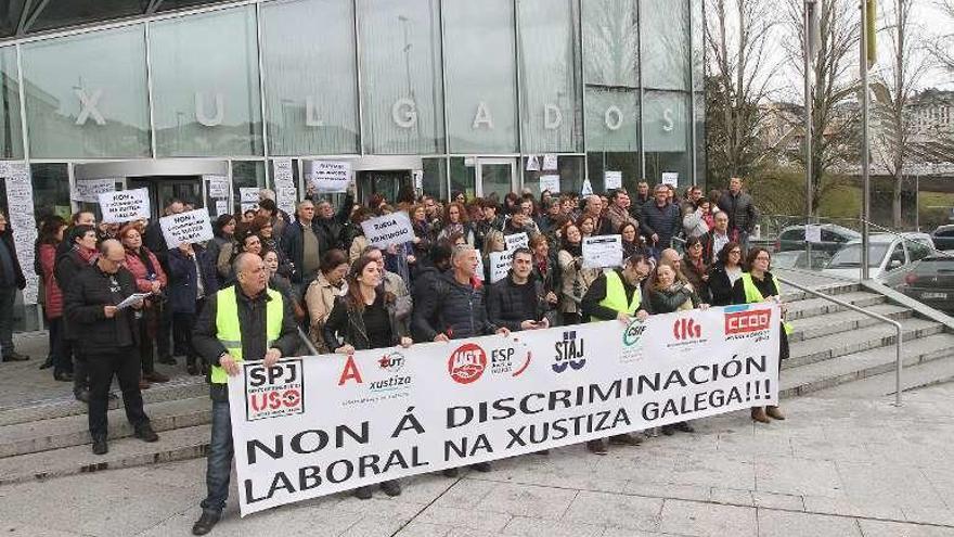 Delegados y funcionarios se concentraron ayer de nuevo. // Iñaki Osorio